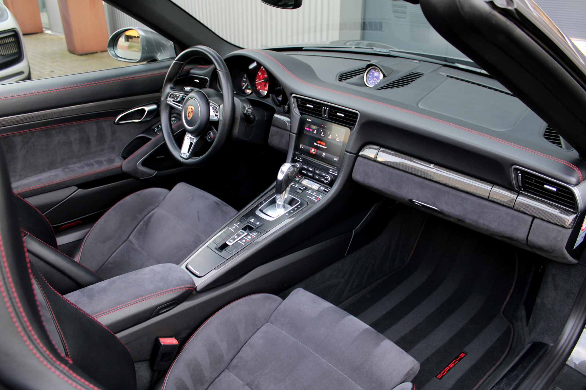 43090724-8.jpg