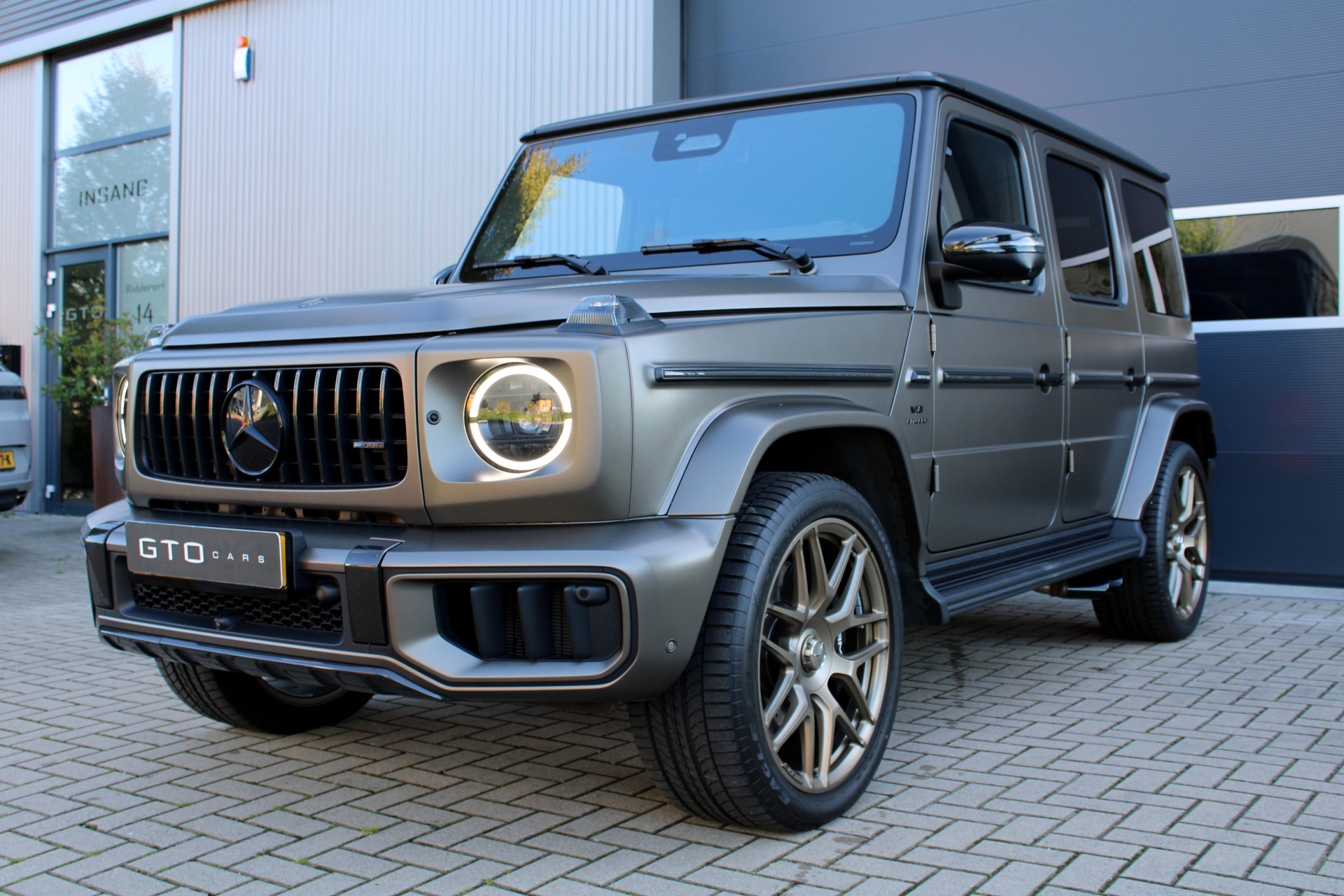 47702090-4.jpg