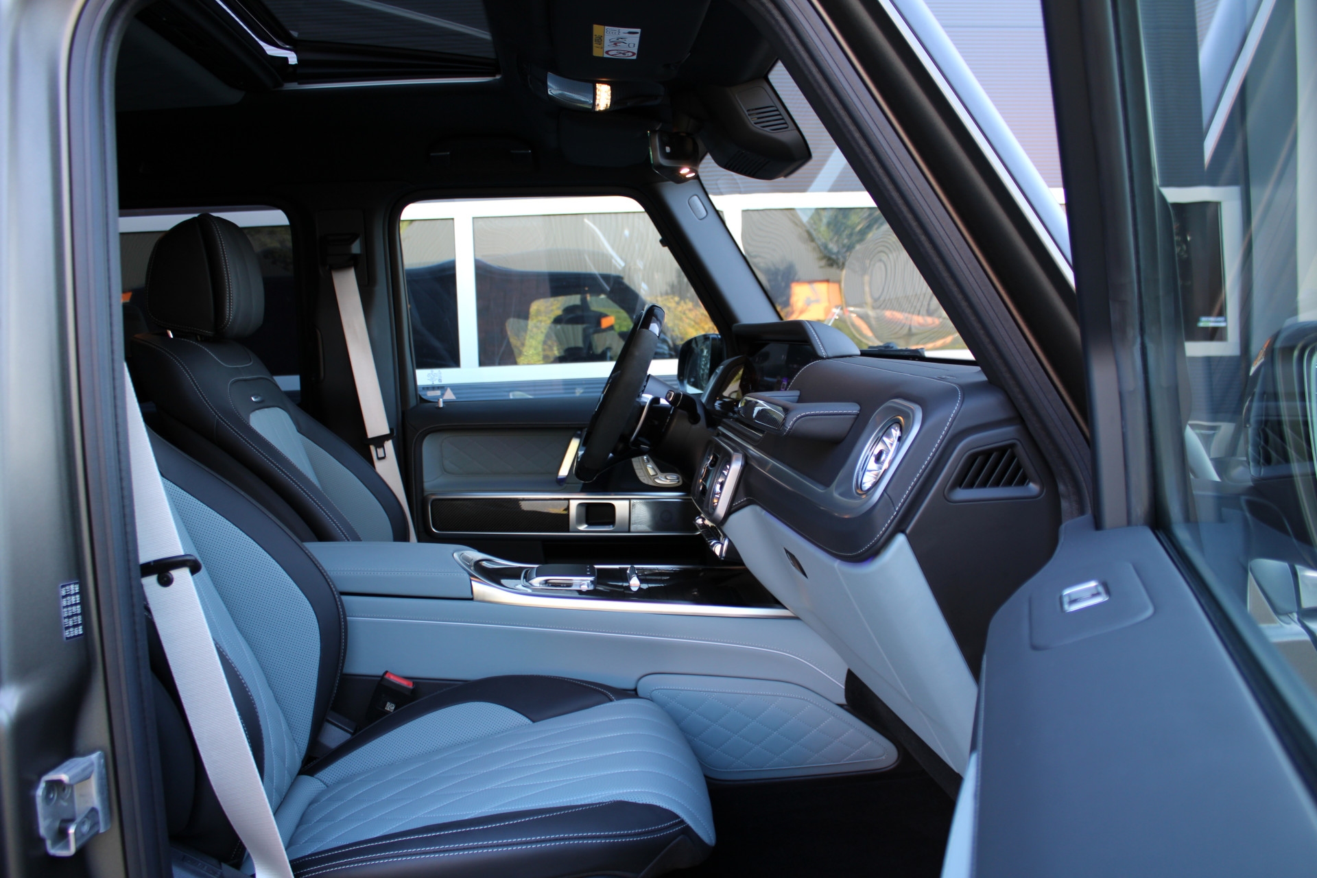 47702090-7.jpg